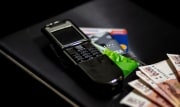 Россияне начали получать зарплату по телефону