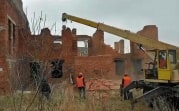 В Новомосковске по решению суда сносят опасный недострой