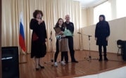 В Новомосковске наградили школьницу, которая помогла задержать грабителя