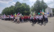 С барабанами и песнями: в Узловой сотни ребят прошли маршем по площади
