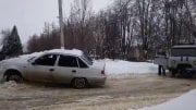 В Новомосковске пьяная девушка на угнанной машине въехала в сугроб