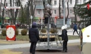 Вандалы: центральную площадь в Новомосковске приводят в порядок после очередной выходки хулиганов