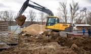 В Новомосковске мужчина скончался во время ремонта экскаватора