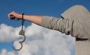 В Новомосковске полиция задержала похитителя коньяка