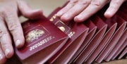 Почти 60% россиян не доверяют электронным паспортам
