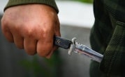 Житель Новомосковска решил сделать из одежды соседа коврик для ног