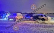 В Новомосковске четверо водителей остановились помочь женщине, и их сбил Peugeot