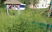 В Узловой на заросшей бурьяном детской площадке заблудился ребенок: прокуратура проведет проверку