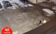 В Кимовске маму с ребёнком едва не пришибло глыбой льда
