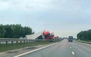 В Тульской области на трассе М-4 перевернулась фура