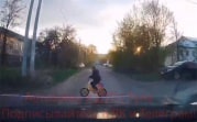 В Донском ребенок на велосипеде едва не попал под машину