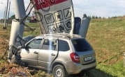 В Тульской области уснувший водитель протаранил стелу автозаправки