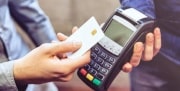 Щекинец два дня расплачивался чужой картой в магазинах