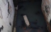 В Узловой в подвале многоквартирного дома уже месяц «бассейн» из канализации