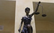 В Новомосковске женщина заплатит за неприличный комментарий в адрес полиции