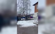 «Едва не упало на голову»: в Дубовке вновь с крыши дома рухнул снег и лед