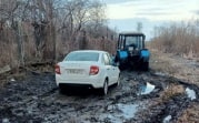 В Тульской области на размытой дороге застряли грейдер, трактор и легковушка