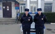 Полицейские в Новомосковске спасли из горящего дома женщину и двух детей