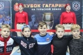 Жители Новомосковска сфотографировались на память с «Кубком Гагарина»