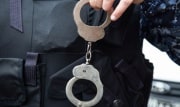 Сотрудникам МВД России запретили надевать наручники на женщин и детей