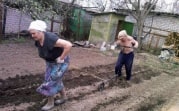 В России предлагают исключить владельцев огородов и свободного жилья из числа бедных