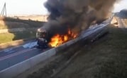 На трассе М2 «Крым» фура врезалась в отбойник и загорелась