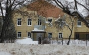 На бывшем здании роддома в Донском обрушилась обшивка фасада
