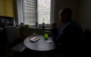 Дерьмо под дверь, плевки и дым: новомосковцы всем подъездом устроили травлю нового соседа-айтишника