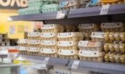 Названы самые подешевевшие и подорожавшие продукты 2023 года