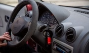 В Новомосковске из припаркованной машины украли автомагнитолу