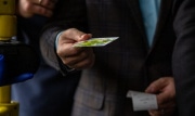 Безработный житель Донского расплатился в магазине чужой картой на 9 тысяч рублей