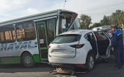 В Новомосковске автобус протаранил кроссовер