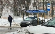 В Новомосковске Opel въехал задом в автобусную остановку и «присел» на лавочку