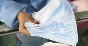 Правительство запретило вывозить из России медицинские маски, бахилы и вату