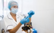 Чего ждать после прививки: какие побочки дают вакцины от коронавируса