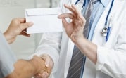 Почему попытки пациента отблагодарить врача губительны для медицины