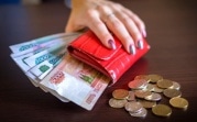 Работающим россиянам зарплату за апрель выдадут в обычном размере