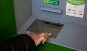 Туляков предупреждают: мошенники начали вербовать людей для обналичивания денег