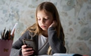 В школах ограничили использование мобильных телефонов