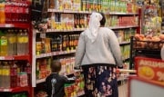 В Новомосковском супермаркете из магазина вынесли кофе, сыр и солёную рыбу