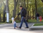 Роспотребнадзор не рекомендует гулять с детьми из-за коронавируса