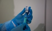 Вакцинацию от коронавируса в России предлагают сделать обязательной