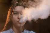 Госдума повысила до 2 млн рублей штрафы за продажу вейпов и сигарет детям