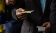 Безработный житель Донского расплатился в магазине чужой картой на 9 тысяч рублей