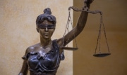 Жительница Кимовска поскользнулась у входа в больницу и отсудила 150 тысяч рублей